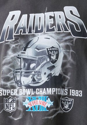 Črna majica s kratkimi rokavi z grafikami čelade Raiders, besedilom "RAIDERS" in "SUPER BOWL CHAMPIONS 1983" v belem. Vključeni so logotipi NFL.