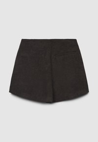 Dunkelbraune Cordshorts mit zwei Hintertaschen aus Paspel auf einem weißen Hintergrund, flach liegend und mit der Rückseite nach oben.