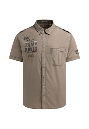Khakifarbenes Kurzarmhemd mit durchgehender Knopfleiste, Brusttasche vorne sowie bedrucktem Text auf der linken Brust und am rechten Ärmel.