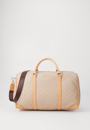 Beige duffel taske med lysebrune læderdetaljer, prydet med et geometrisk mønster, to topgreb og en aftagelig skulderrem.