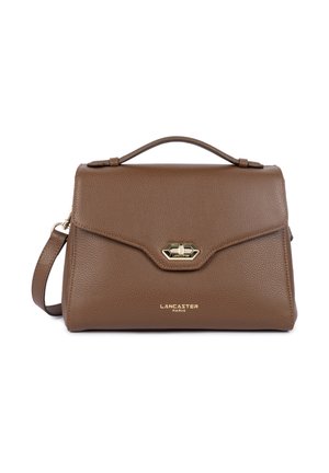 Sac à main en cuir texturé marron avec une poignée supérieure, quincaillerie dorée et fermoir à rabat magnétique. Présente le logo de la marque à l'avant.