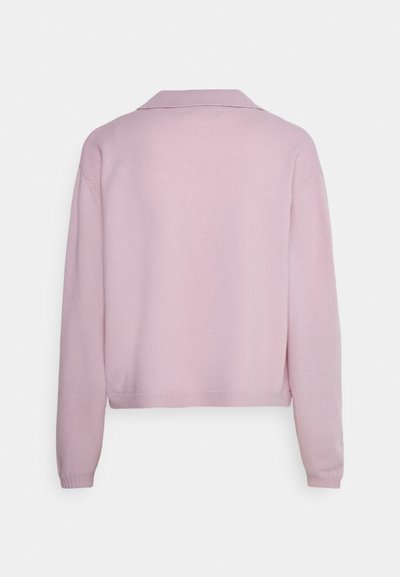 Sweater de malha rosa com decote tipo colarinho, punhos e bainha canelados, apresentando um corte relaxado e uma textura suave, mostrado de costas.