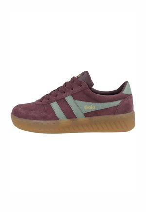 Sneaker en daim bordeaux avec rayures latérales vertes, design à lacets et semelle en caoutchouc gomme. Présente le logo Gola sur la languette et le côté latéral.
