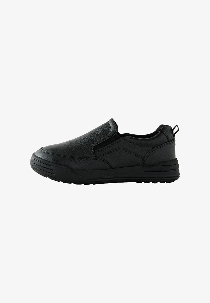 Chaussure en cuir noir à enfiler avec dessus texturé, inserts élastiques latéraux, semelle épaisse et patte de tirage arrière, vue de l'extérieur.