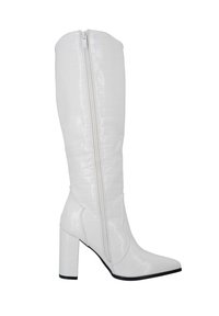 Botas blancas hasta la rodilla en cuero sintético brillante con textura de cocodrilo. Presentan una punta afilada, tacón cuadrado y una cremallera lateral.