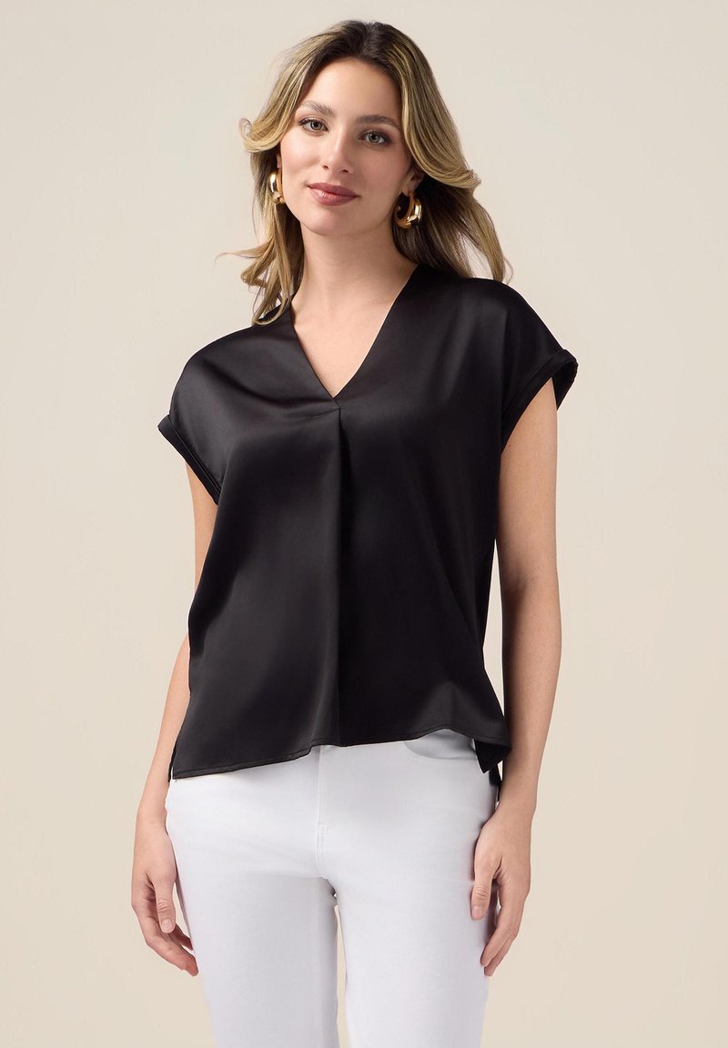 Zwarte satijnen blouse met een V-hals, korte opgerolde mouwen en een relaxte pasvorm. Kenmerkt zich door een zachte textuur en een licht gebogen zoom.