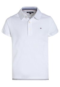 Weißes Kurzarm-Poloshirt mit umgeschlagenem Kragen, zwei Knöpfen und einem kleinen gestickten Logo auf der linken Brust.