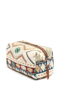 Textiel etui met geometrische patronen in crème, aardetinten en turquoise accenten. Voorzien van een bruine rits en textuurstof.