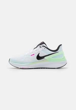 Chaussure de course Nike blanche et vert clair avec le swoosh noir, lacets blancs et détail rose "Air Zoom" sur la semelle, vue de côté sur fond blanc.