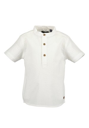 Hvid kortærmet skjorte med stående krave, lavet af struktureret stof, med fire-knap lukning og et lille logo-detalje ved kanten.