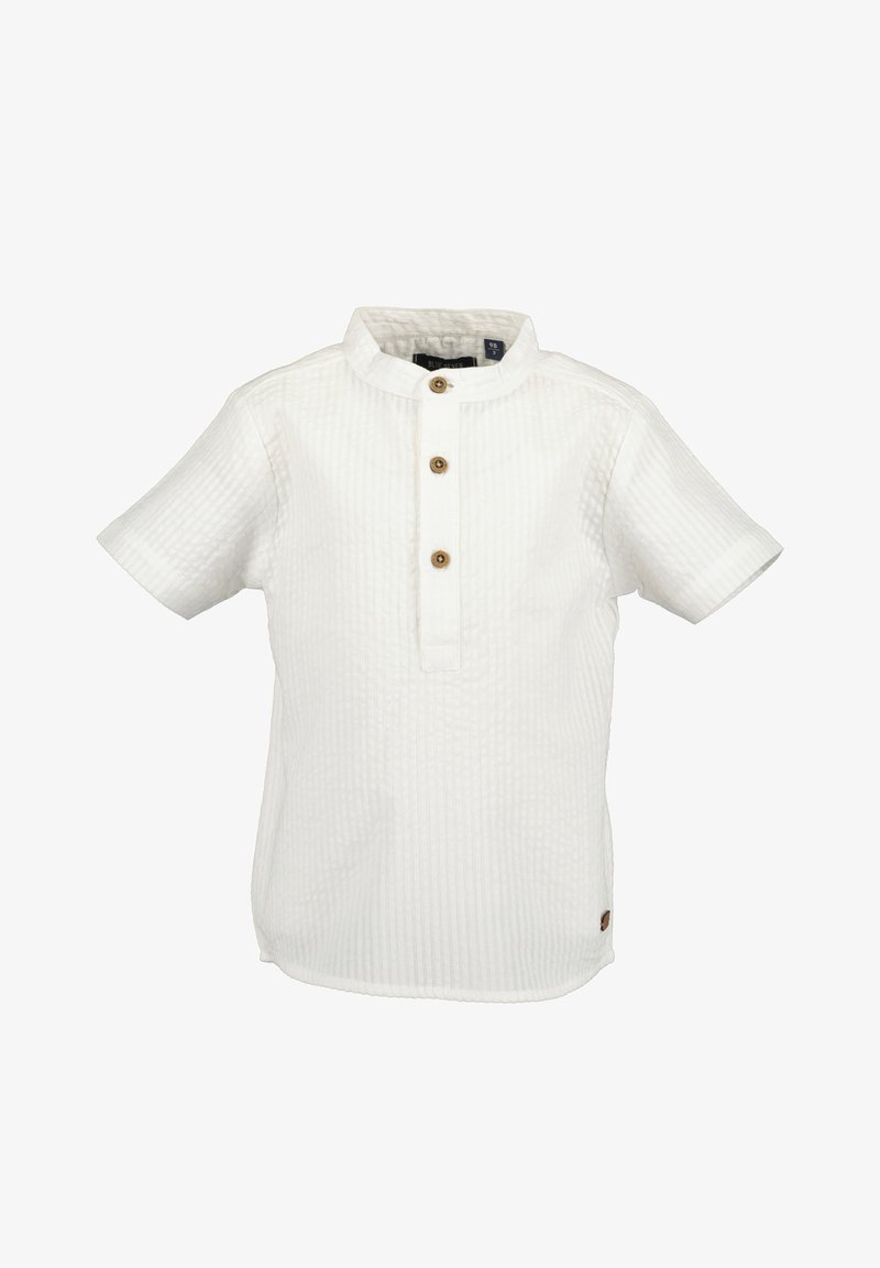 Chemise blanche à manches courtes avec col montant, en tissu texturé, dotée d'une patte de boutonnage à quatre boutons et d'un petit logo en bas.