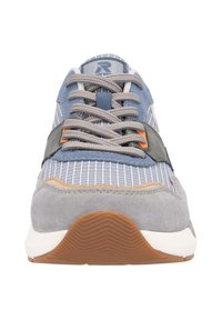 Pánské tenisky s modrošedým textilním svrškem s mřížkovaným vzorem, šedými semišovými akcenty, hnědou gumovou podrážkou a béžovou mezipodešví.