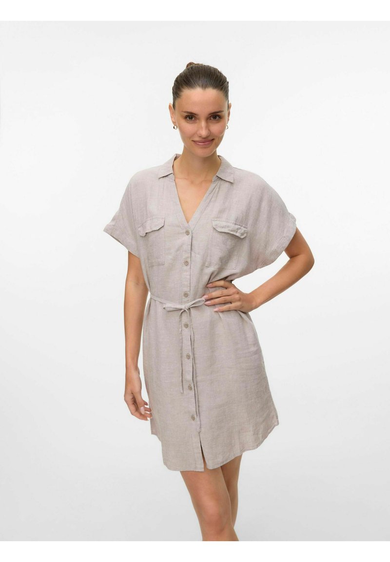 Hellbeiges Leinenhemdkleid mit V-Ausschnitt, kurzen Ärmeln, Knopfleiste, zwei Brusttaschen und einem Bindegürtel in der Taille.
