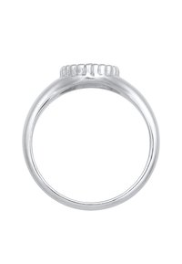 Zilveren ring met een gladde, gepolijste band. Heeft een gestructureerde, geribbelde bovenkant met verticale lijnen. Eenvoudig, minimalistisch ontwerp.