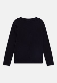 Langarmshirt aus schwarzer Baumwolle. Rundhalsausschnitt mit verstärkten Nähten. Glatte Textur und lockere Passform für Komfort.