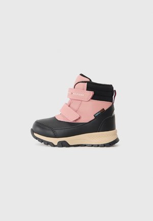 Botte isolante noire et rose dotée de deux bandes Velcro, d'un dessus texturé et d'une semelle en caoutchouc robuste avec un accent beige.