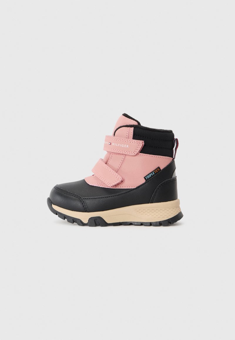 Bota aislante negra y rosa con dos correas de Velcro, un upper texturizado y una suela de goma robusta con un acento beige.