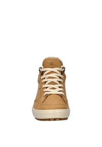 Scarpe alte in pelle marrone con lacci crema e rivestimento interno in morbido tessuto. Presentano una punta arrotondata e una suola in gomma spessa e di colore chiaro.
