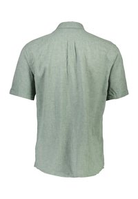 Camicia a maniche corte, con colletto, in lino verde chiaro. Presenta una piega posteriore e un orlo curvo, con polsini arrotolati.