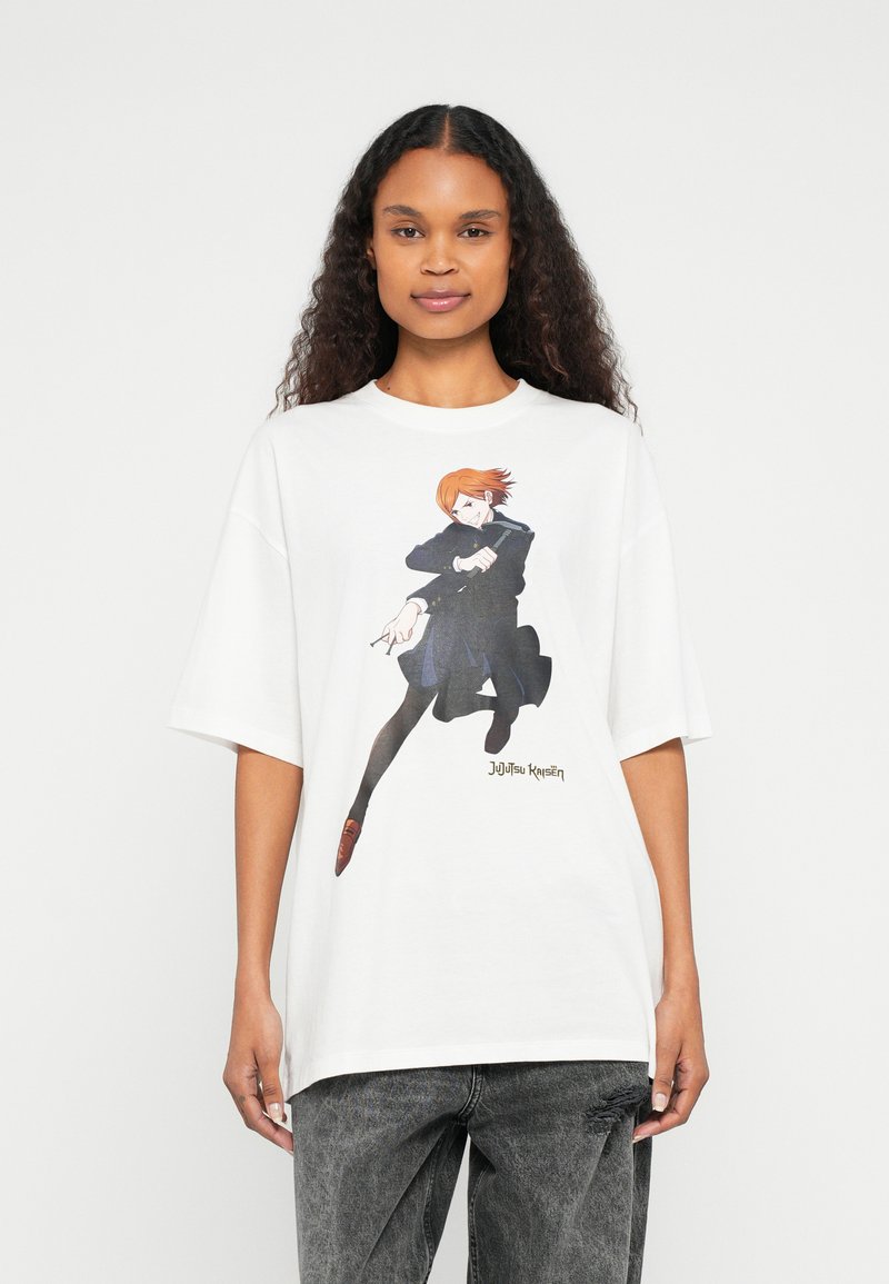 Λευκό κοντομάνικο t-shirt με πολύχρωμο γραφικό ενός χαρακτήρα από το Jujutsu Kaisen, σε χαλαρή γραμμή και μινιμαλιστικό σχέδιο.