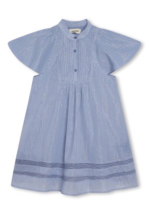 Lichtblauwe jurk met korte vlindermouwtjes, knopen aan de voorkant, geplooide textuur en geborduurde details aan de zoom met contrasterende accenten.