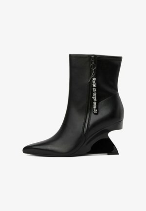 KARL LAGERFELD, KARL LAGERFELD BOOTS WAVERLY MIDI ZIP - Botas de tacón - black mono