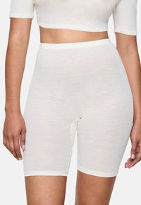 Witte geribbelde stoffen shorts met een hoge tailleband, met een gladde textuur en een aansluitend ontwerp, dat tot halverwege de bovenbenen reikt.