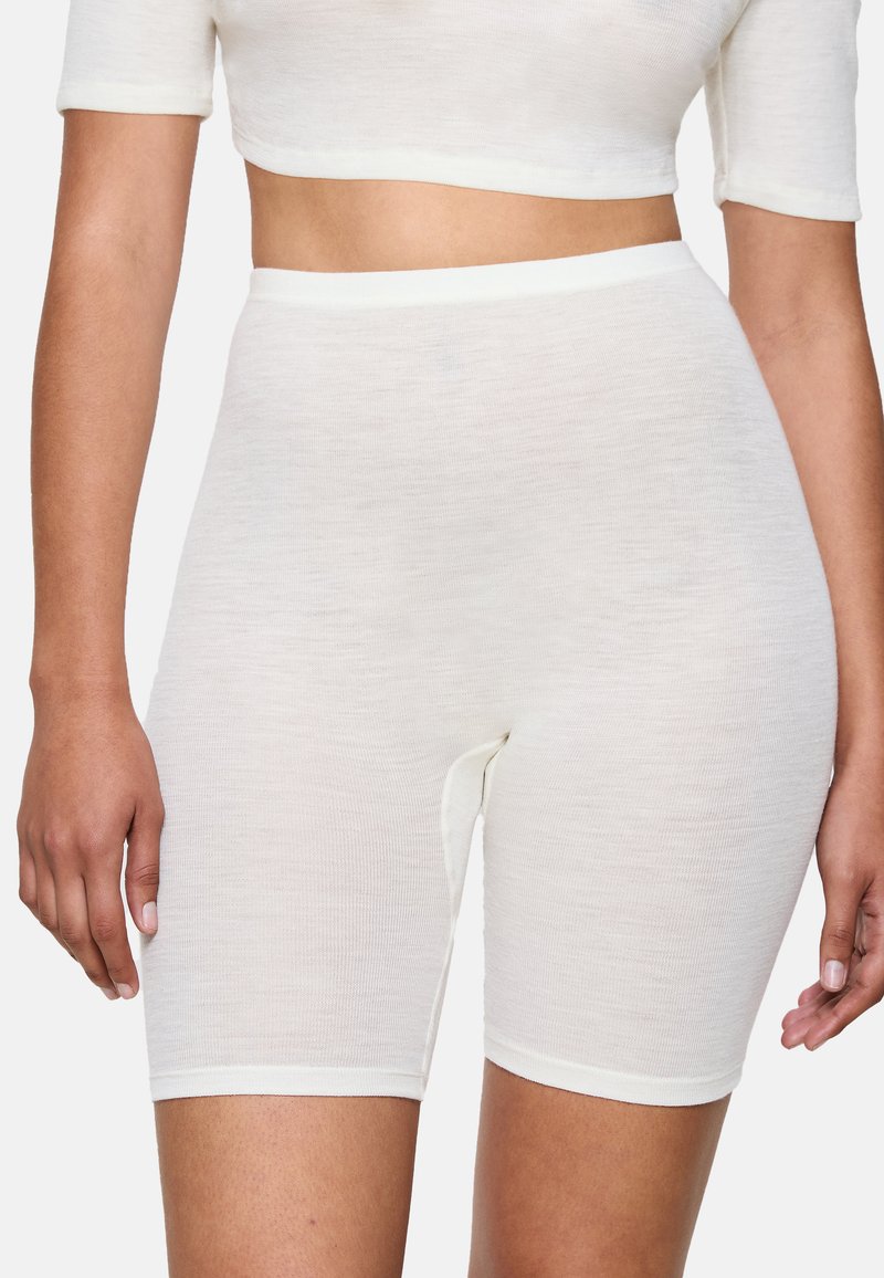 Witte geribbelde stoffen shorts met een hoge tailleband, met een gladde textuur en een aansluitend ontwerp, dat tot halverwege de bovenbenen reikt.