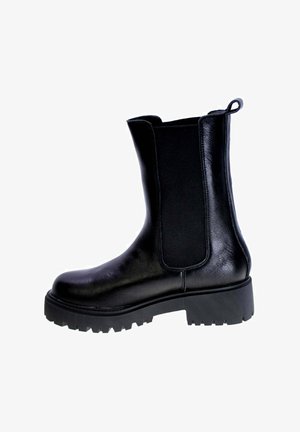 Stivaletto nero con pannelli laterali elastici, realizzato in pelle lucida, caratterizzato da una suola in gomma spessa e testurizzata e una linguetta sul retro.