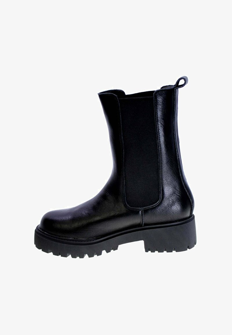 Stivaletto nero con pannelli laterali elastici, realizzato in pelle lucida, caratterizzato da una suola in gomma spessa e testurizzata e una linguetta sul retro.