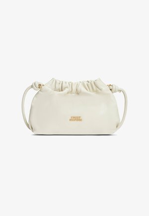 Petit sac en cuir blanc crème avec un haut plissé et une sangle à nœud réglable, arborant le logo doré Tommy Hilfiger sur le devant.
