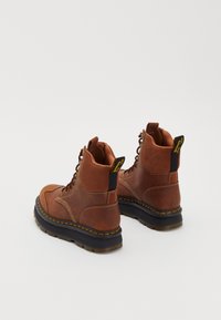 Dr. Martens ZEBZAG 8 TIE UNISEX - Puszābaki ar platformu - classic tan