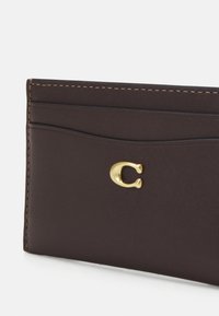 COACH ESSENTIAL CARD CASE - Wallet - maple