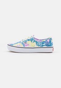 Vans joggesko med fargerik tie-dye mønster i blå, gul og rosa stoff, med hvite lisser, gummisåle og svart kant.