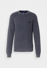 Pull en maille gris foncé à manches longues avec col, poignets et ourlet côtelés, avec un petit logo rond sur la poitrine gauche.