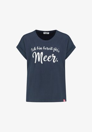 Navy blue short-sleeve T-shirt with rolled cuffs and white German text "Ich bin bereit für's Meer." on the front.