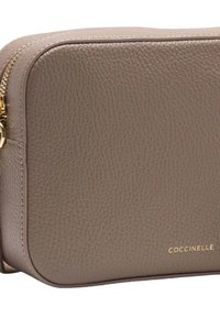 Borsa in pelle grigia a forma di ciottolo con cerniera dorata e logo. Presenta una forma rettangolare e una texture liscia, progettata per il minimalismo e la funzionalità.