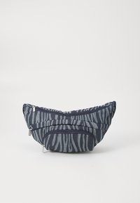 Borsa con zip di colore blu scuro con strisce di zebra blu chiaro; tessuto testurizzato, forma curvata, due compartimenti e hardware argentato visibile.