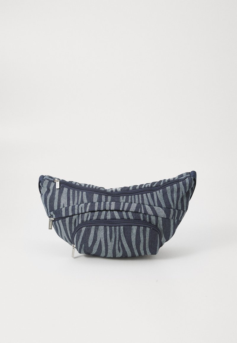 Borsa con zip di colore blu scuro con strisce di zebra blu chiaro; tessuto testurizzato, forma curvata, due compartimenti e hardware argentato visibile.