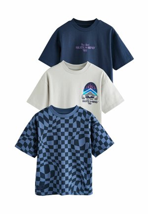 Drei T-Shirts: navyblau mit lila Schriftzug, cremefarben mit Grafikdesign und blau-gestreiftes Muster. Alle verfügen über kurze Ärmel und eine lockere Passform.