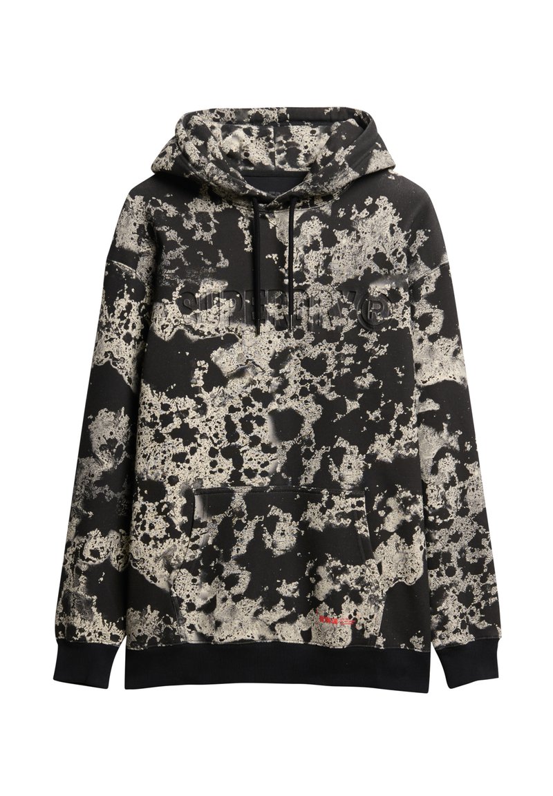 Czarna bluza z kapturem, charakteryzująca się metalicznym, drobno nakrapianym wzorem, z regulowanym kapturem, przednią kieszenią i ściągaczami na rękawach. Detal z logo na klatce piersiowej.