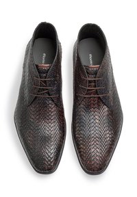 Braune Lederschuhe mit einem strukturierten Schuppenmuster, spitzer Zehenform und Schnürdesign. Das Innere hat eine schwarze Fütterung mit dem Markennamen.