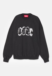 Schwarzer Pullover mit oversized Passform und auffälligem weißen "032C"-Schriftzug auf der Vorderseite. Gerippter Halsausschnitt und Bündchen, weiche Stoffstruktur.