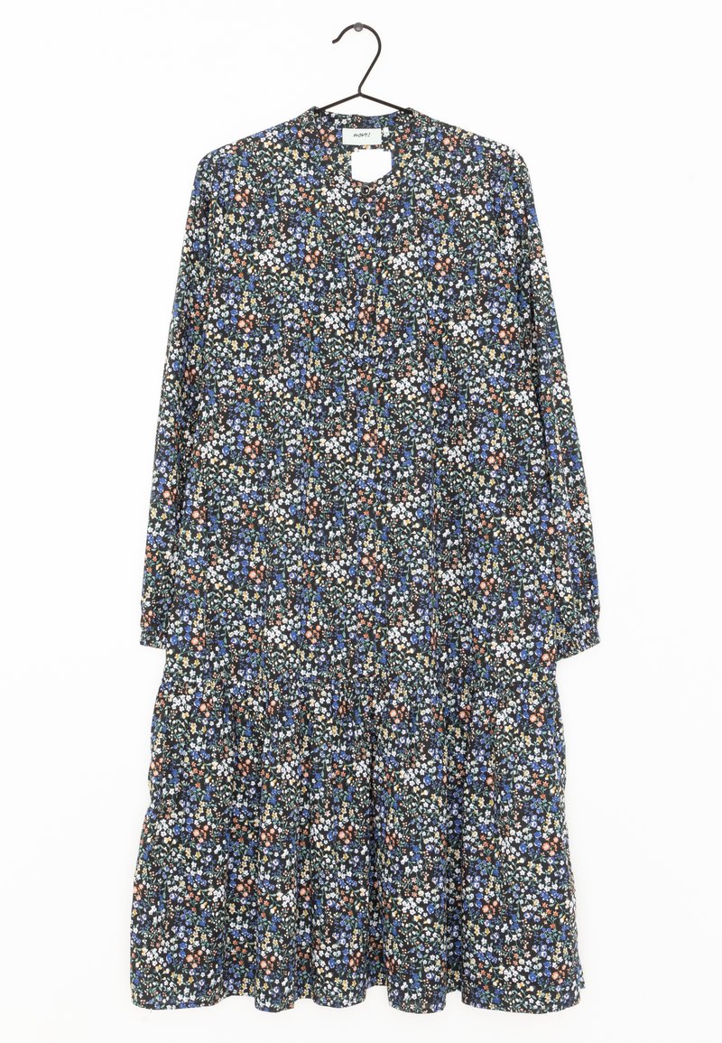 Abito con stampa floreale in blu scuro, caratterizzato da maniche lunghe, scollatura a V e una gonna svasata a strati con piccoli fiori colorati su tutta la superficie.