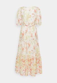 Blommig maxiklänning med puffärmar, vit tyg med röda och gula blommönster, åtsittande midja och flerlagerskjol.