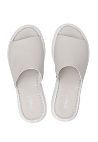 Grijze synthetische slide sandalen met een gladde afwerking, open teen ontwerp en witte rubberen zolen; voorzien van minimale stiksels en een merklogo.