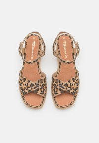 Leopardmønstrede sandaler med krydsede remme, justerbar ankelspænde, tan ruskindsoverflade, naturlige jute-såler og en polstret indersål. Størrelse 37.