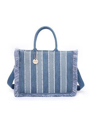 Sac cabas en tissu à rayures bleues avec des bords à franges, deux poignées et une étiquette métallique ronde attachée à une poignée.