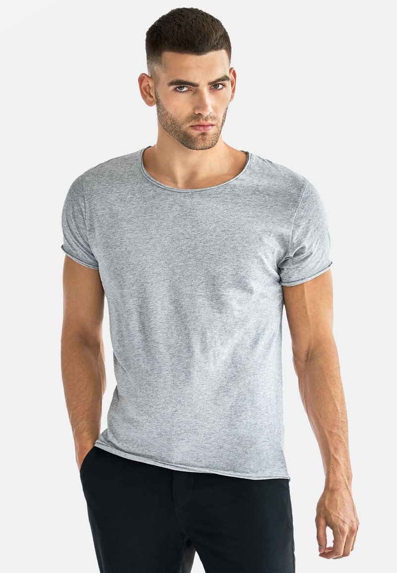 Grå kortärmad t-shirt med rund halsringning, tillverkad av ett mjukt, lätt tyg. Har ett subtilt melerat mönster och uppvikta ärmslut.