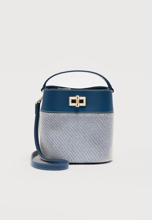 Borsa a secchiello a righe blu e bianche con manico superiore, tracolla rimovibile e chiusura a giravite dorata su sfondo uniforme.